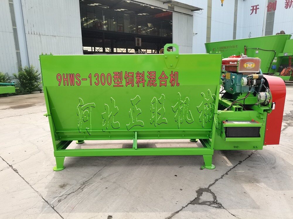 2方柴油動(dòng)力模塊化雙軸飼料攪拌機(jī)